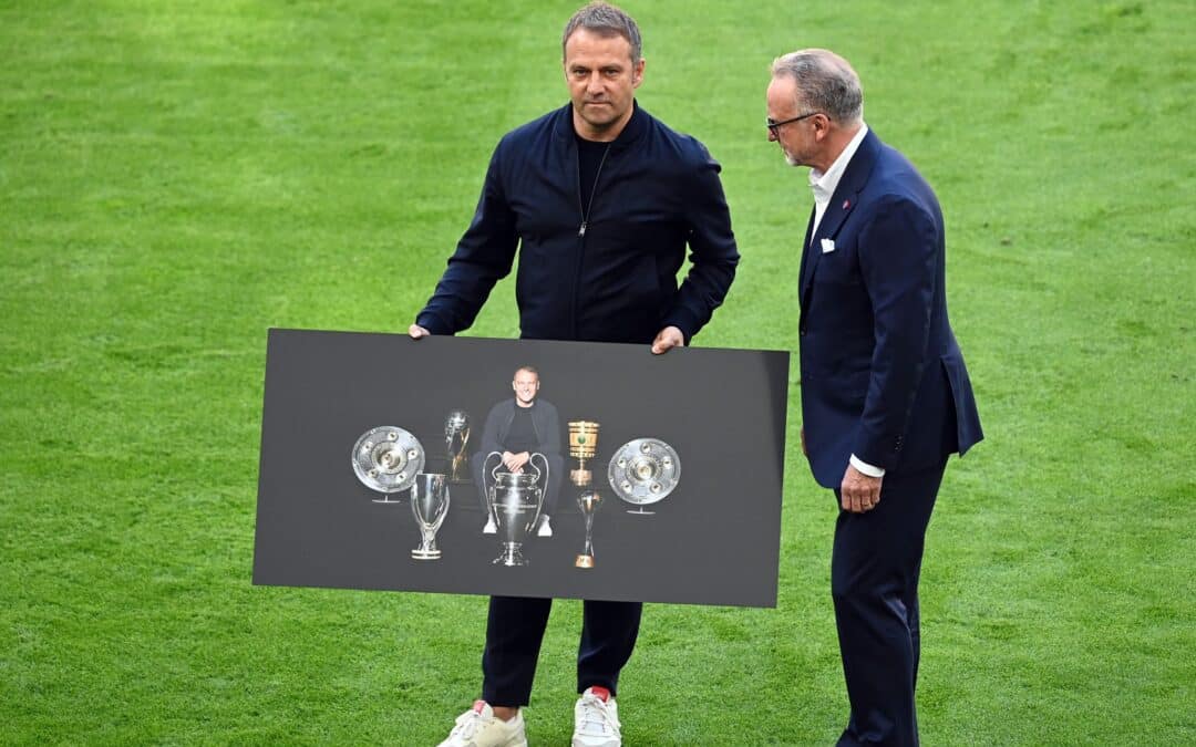 Hansi Flick (l) feierte mit dem FC Bayern große Erfolge.