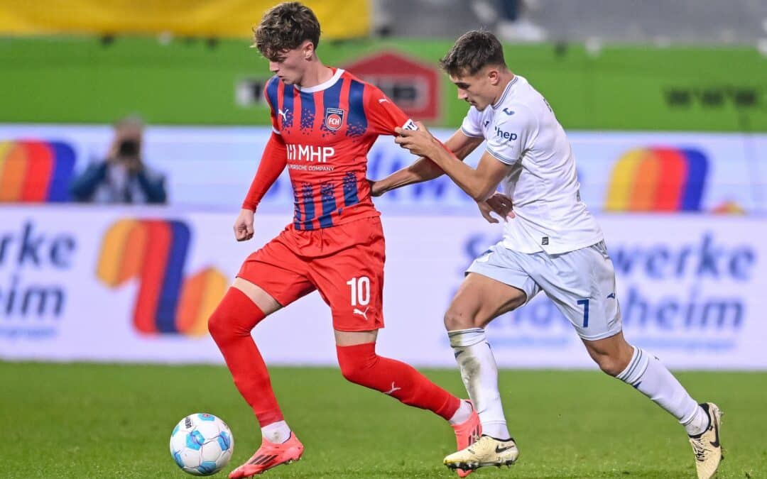 Der 1. FC Heidenheim um Paul Wanner (l) und die TSG 1899 Hoffenheim um Tom Bischof (r) kamen erst nach der Pause offensiv in Schwung.