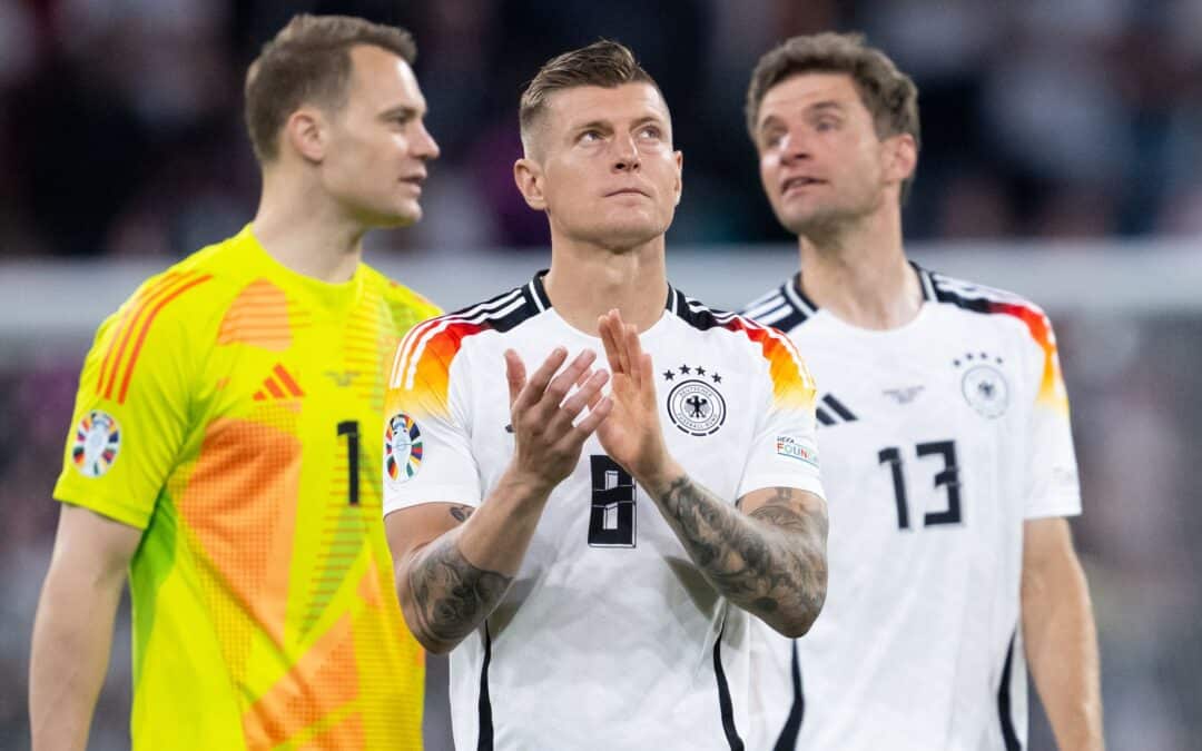 Die 2014-Weltmeister Manuel Neuer (l), Toni Kroos (M) und Thomas Müller (r) werden in München verabschiedet.