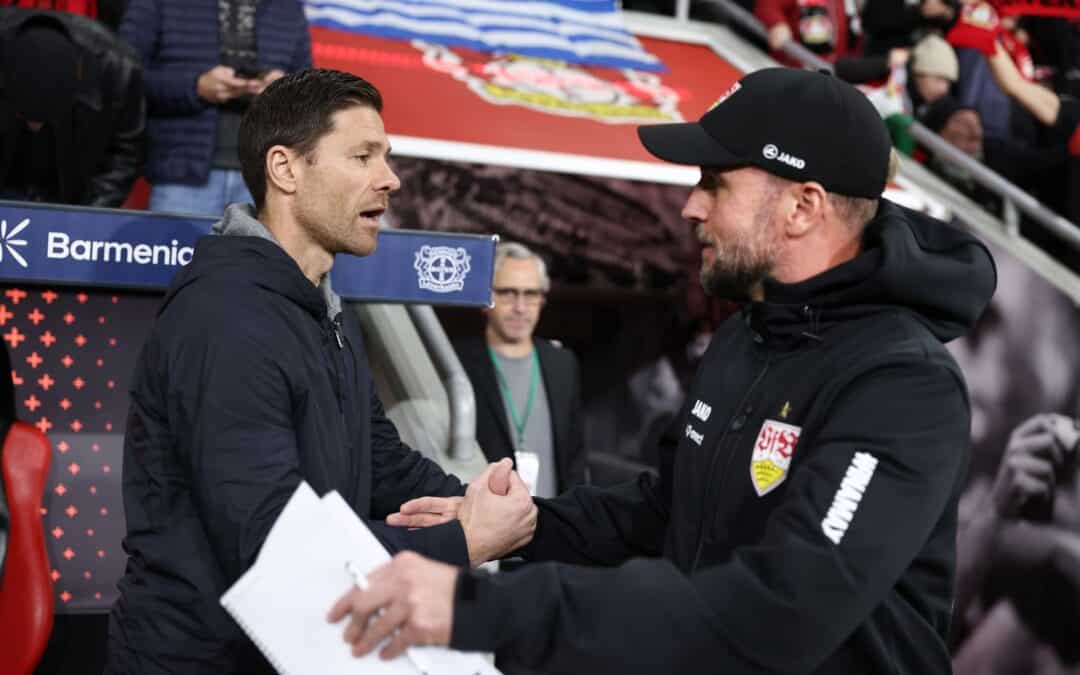 Xabi Alonso (l) trainiert aktuell Bayer 04. Sein Nachfolger könnte eines Tages Sebastian Hoeneß heißen.