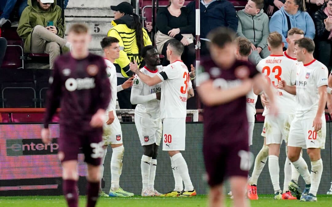 Sirlord Conteh (3. v. l.) traf für Heidenheim zur Führung bei Heart of Midlothian.