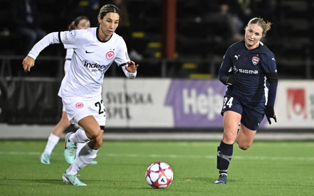 Frankfurts Sara Doorsoun (l) verwandelte gegen Hoffenheim einen kuriosen Handelfmeter.