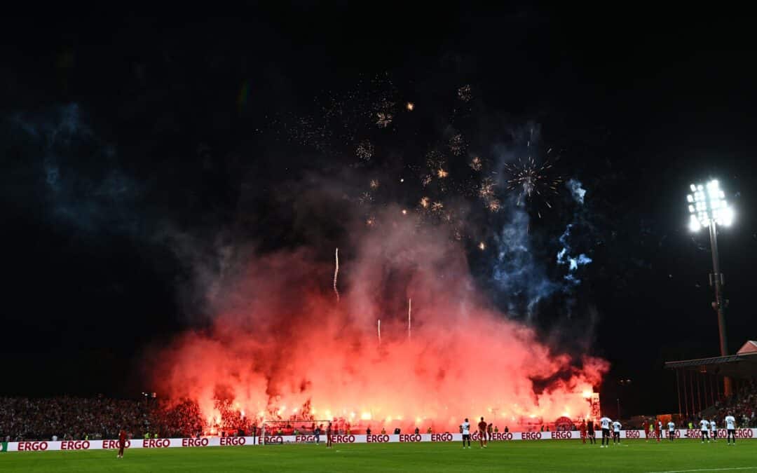 Bayern München muss wegen etlicher Pyrotechnik-Vergehen seiner Fans beim Pokalspiel in Ulm 150.000 Euro Strafe zahlen.