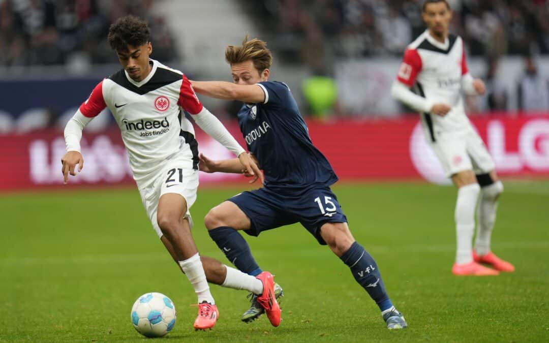 Frankfurts Nathaniel Brown (l) gelang gegen den VfL Bochum ein perfektes Startelf-Debüt für die Eintracht in der Bundesliga.