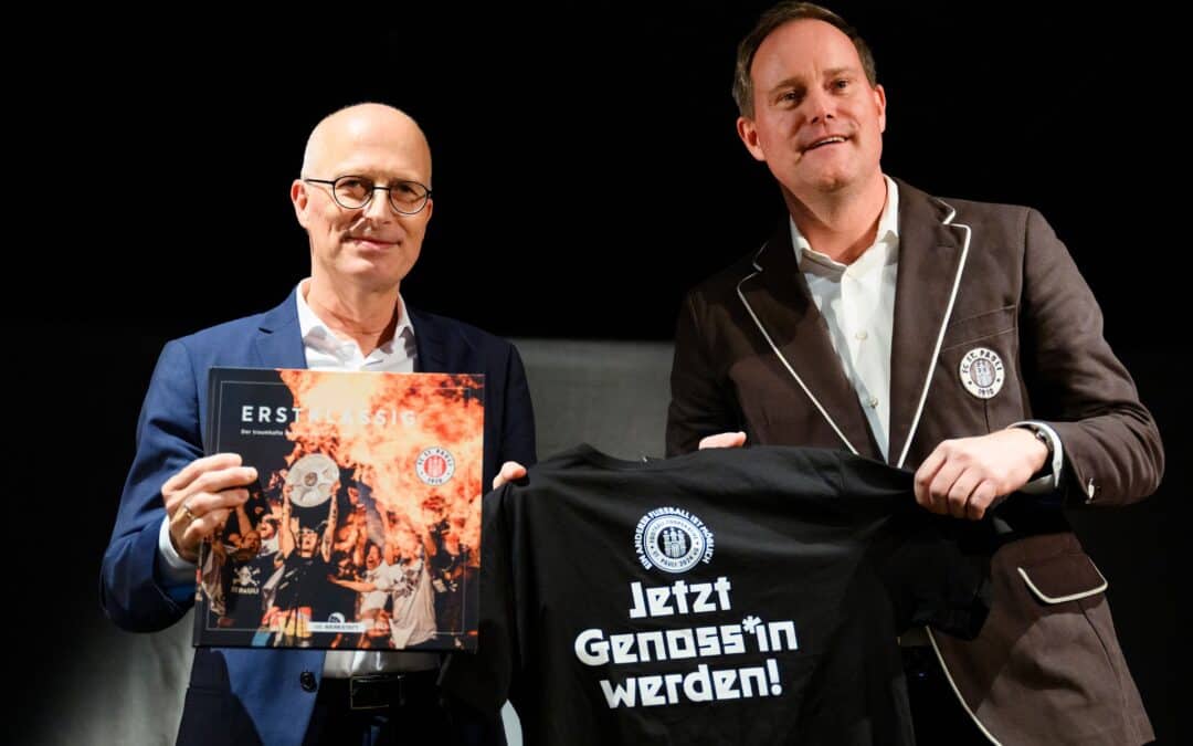 Hamburgs Bürgermeister Peter Tschentscher (l.) und Clubchef Oke Göttlich präsentieren die FCSP-Genossenschaft.