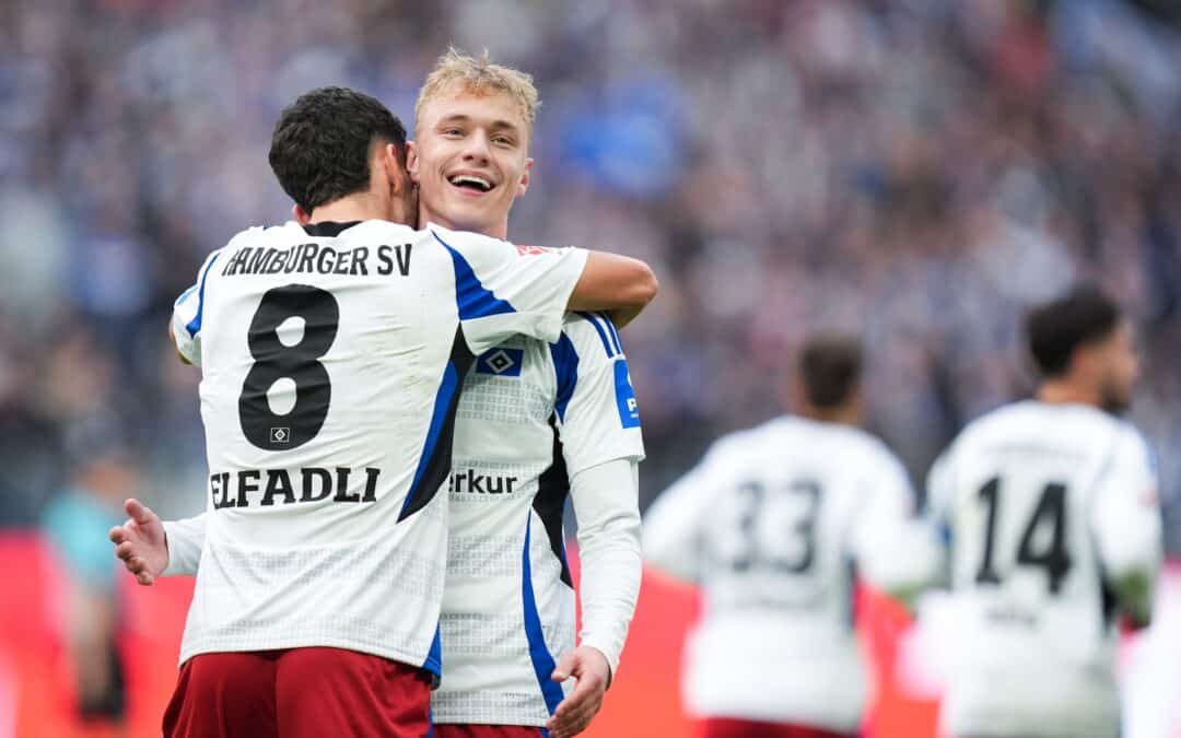 HSV-Torschütze Daniel Elfadli (l) jubelt nach seinem 1:0 mit Vorlagengeber Adam Karabec.