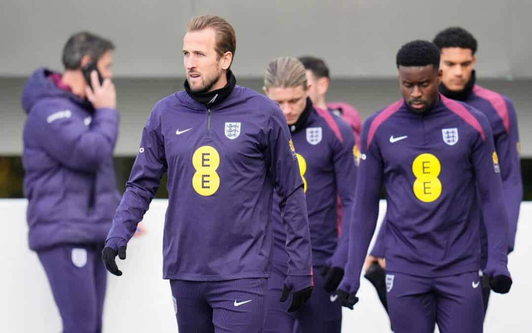 Englands Kapitän Harry Kane (l) ärgert sich über die vielen Absagen von Kollegen für die Nations League.