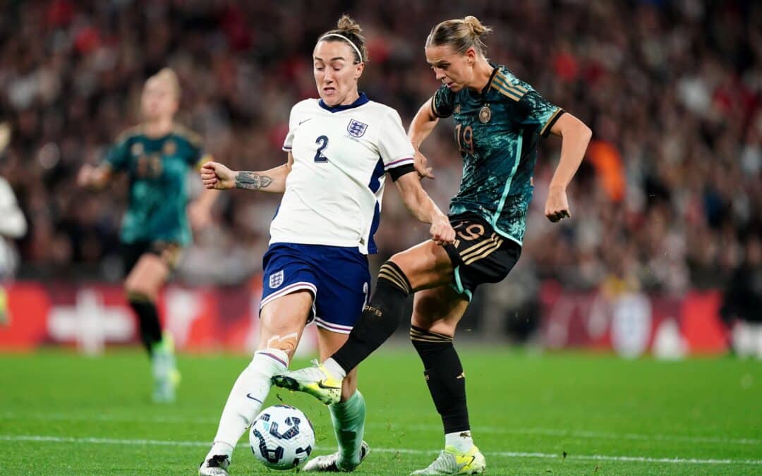 Lucy Bronze (l.) ist eine der Spielerinnen, die mit einer Ansage auffallen. (Archivbild)