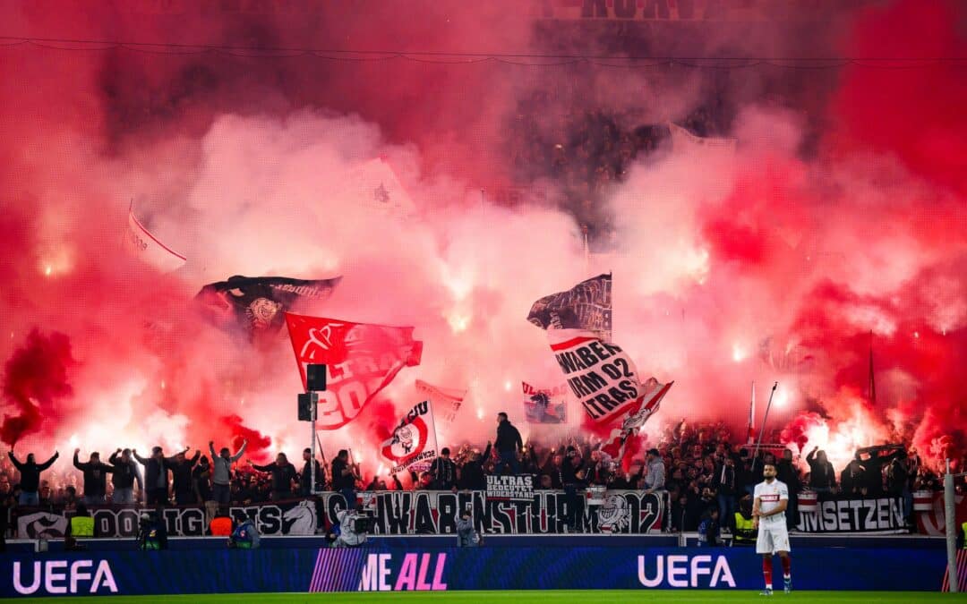 Die Fans des VfB Stuttgart haben bei der Champions League-Begegnung mit Atalanta Bergamo massiv Pyrotechnik gezündet.