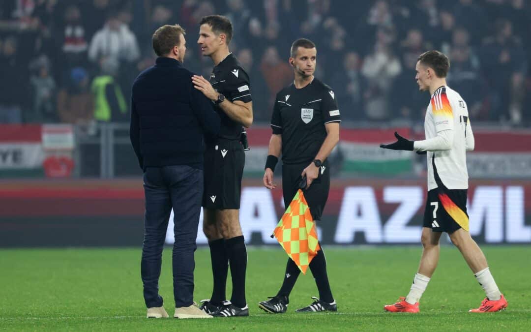 Nach diesem Elfmeterpfiff hatte Julian Nagelsmann Gesprächsbedarf.