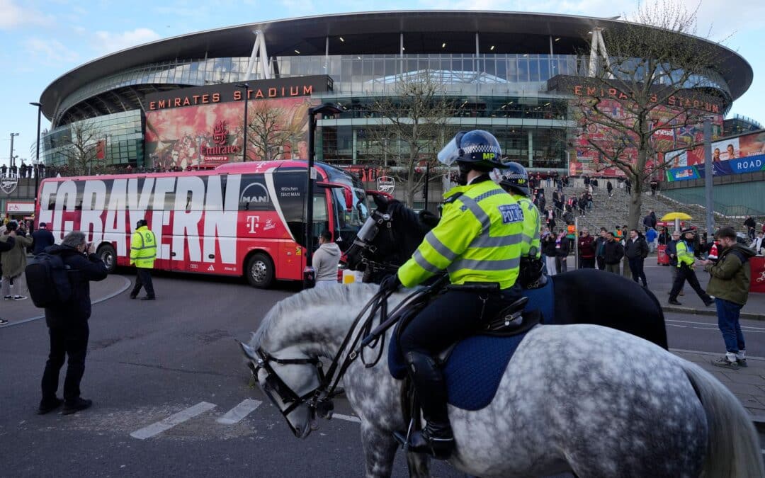 Großer Aufgalopp vorm Emirates - allerdings nicht für die Bayern-Fußballerinnen.