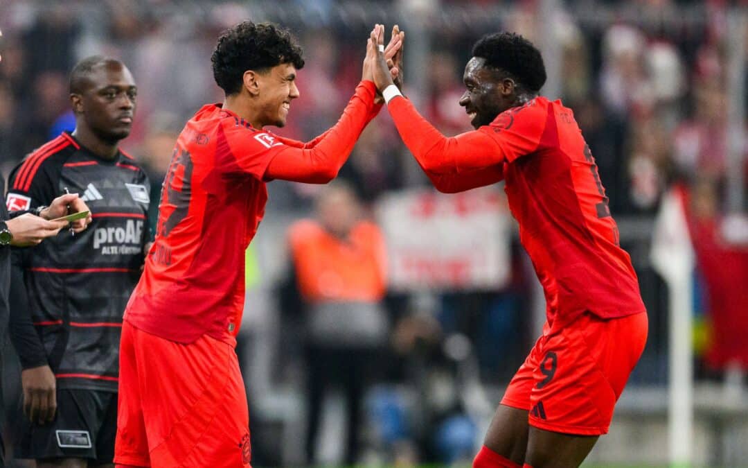 Der große Moment für Adam Aznou (l): Der 18 Jahre alte Debütant wird für Alphonso Davies (r) eingewechselt, der sich mit ihm freut.