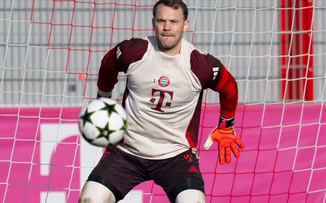 Manuel Voll fokussiert beim Trainer: Manuel Neuer will gegen Lissabon sein Tor suaberhalten.