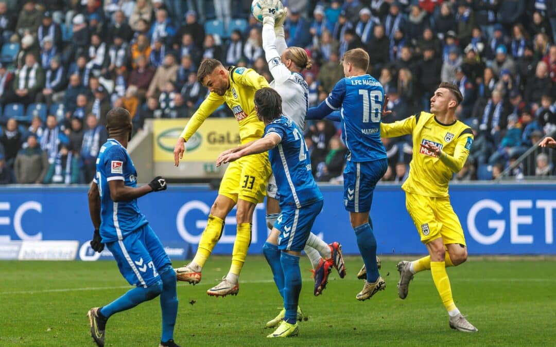 Nur selten war Magdeburgs Torhüter Dominik Reimann (M) gefordert.