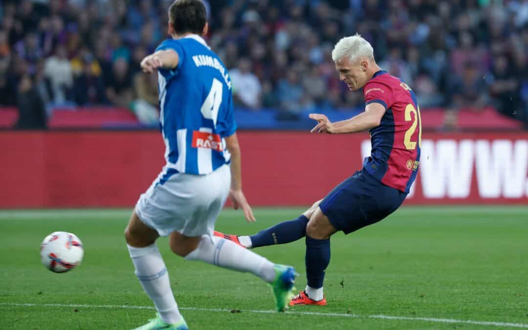 Der Ex-Leipziger Dani Olmo (r) brachte den FC Barcelona im Stadtderby früh auf die Siegstraße.