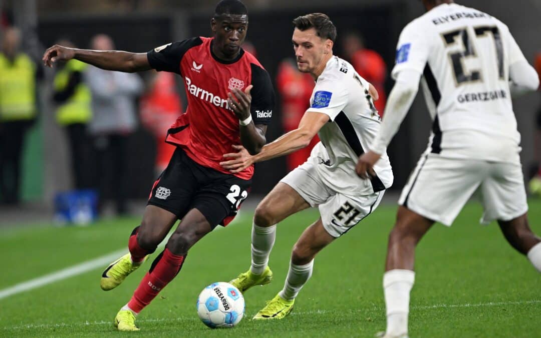 Nordi Mukiele (l) fehlt Bayer Leverkusen in den nächsten zwei Spielen.