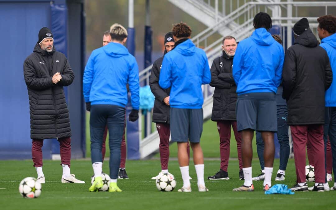 Marco Rose spricht beim Abschlusstraining der Leipziger zum Team. Es fehlt nur Castello Lukeba.