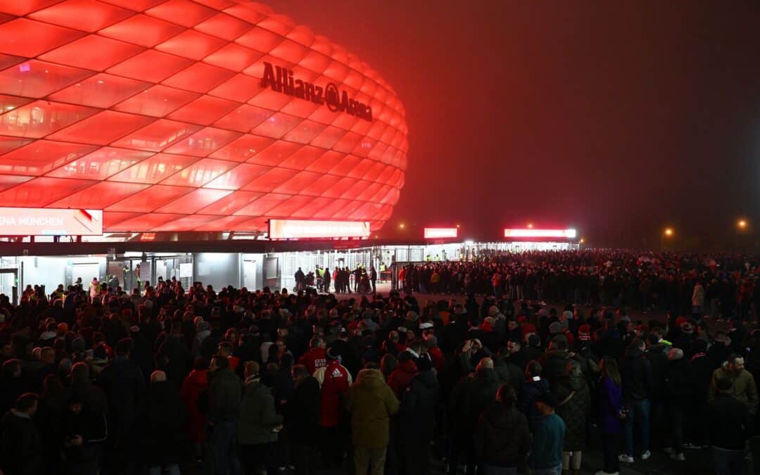 Die Fans strömen zur Allianz Arena, viele verspätet wegen Problemen bei der Anfahrt.