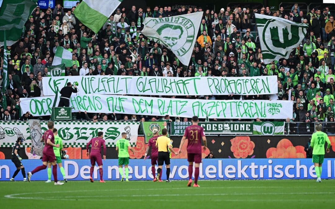 Wolfsburgs Fans mit einem Banner mit der Aufschrift «VfL Vielfalt glaubhaft propagieren - oder Behrens auf dem Platz akzeptieren».