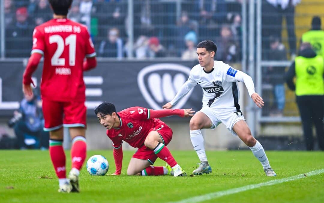 Hannover am Boden: Hyun-Ju Lee im Duell mit Elversbergs Frederik Schmahl.