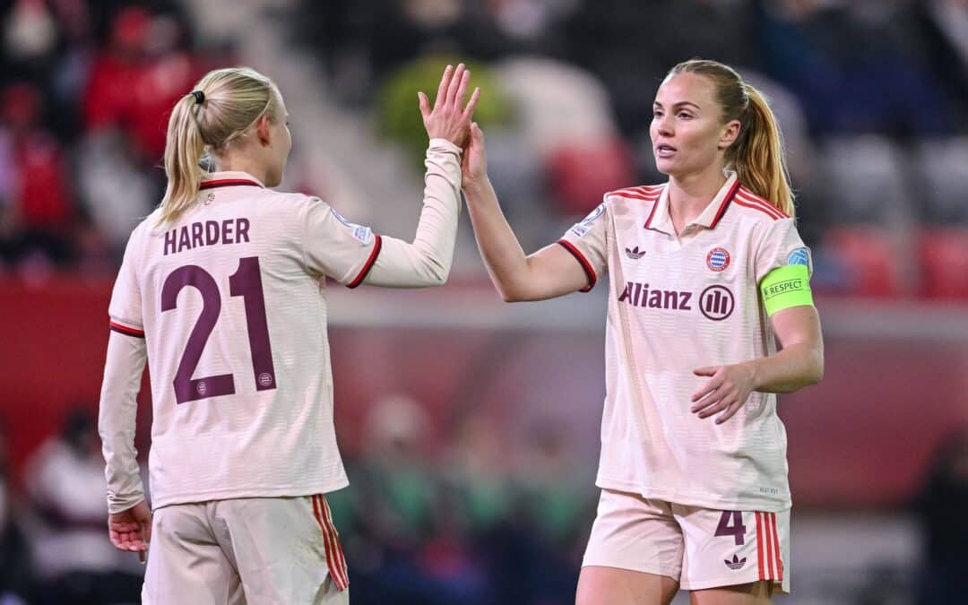 Pernille Harder (l) und Glodis Perla Viggosdottir feiern den Sieg gegen die Norwegerinnen.