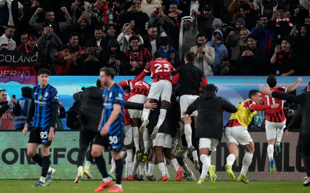 Die Milan-Spieler jubeln über den Siegtreffer.