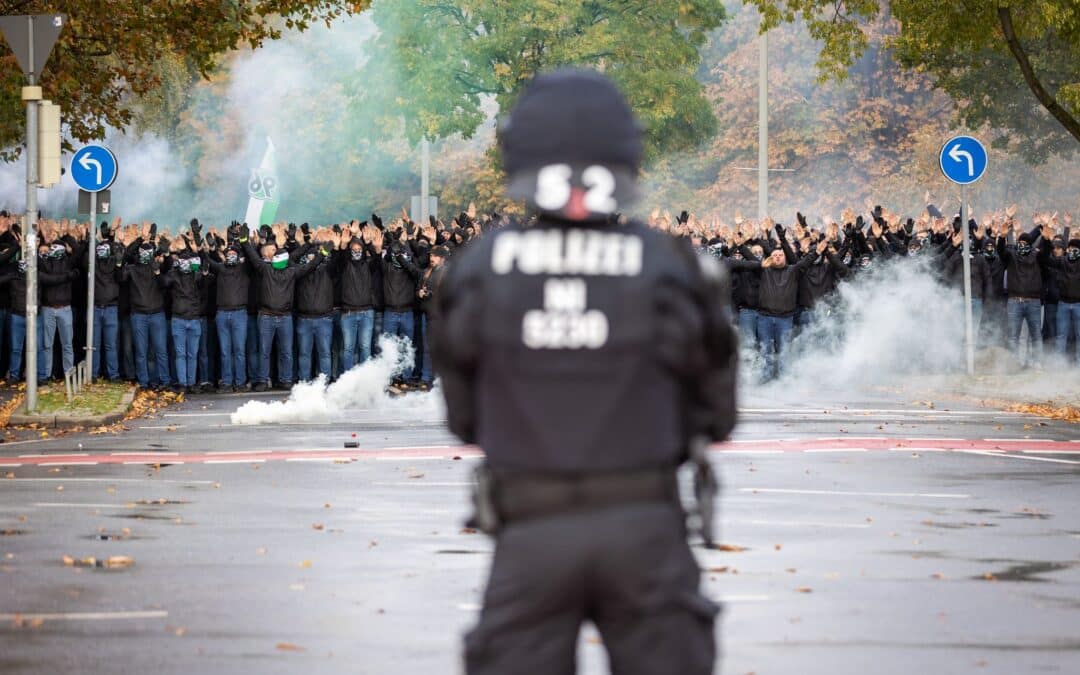 Streit um Polizeikosten im Fußball: Karlsruhe fällt Urteil