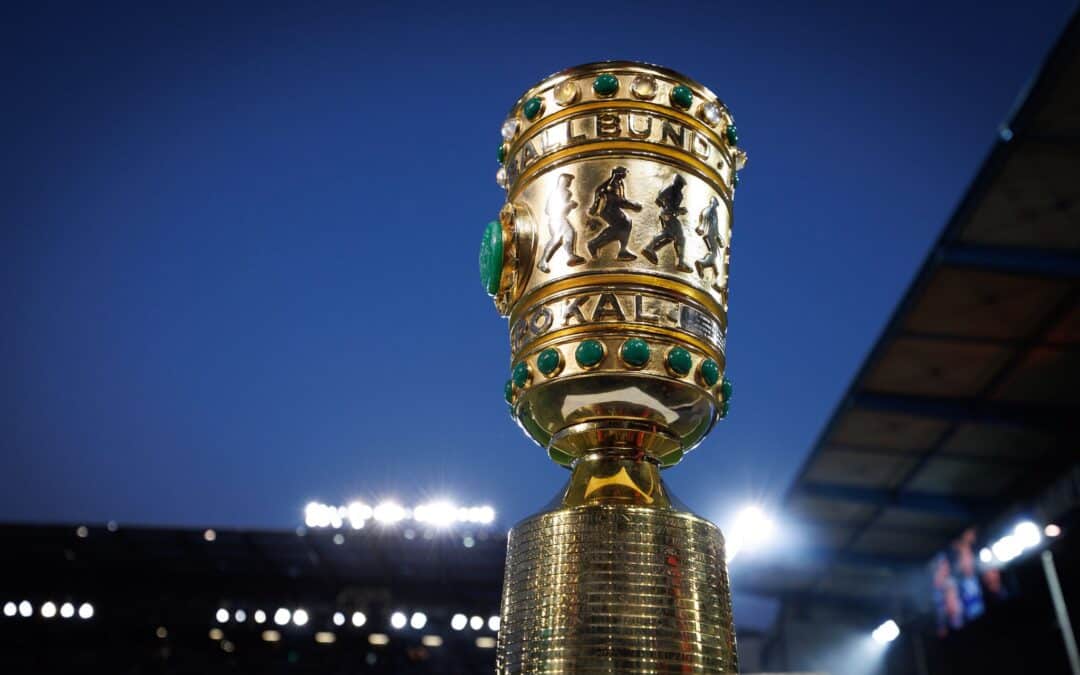 Um diesen Pokal geht es im großen Endspiel von Berlin.