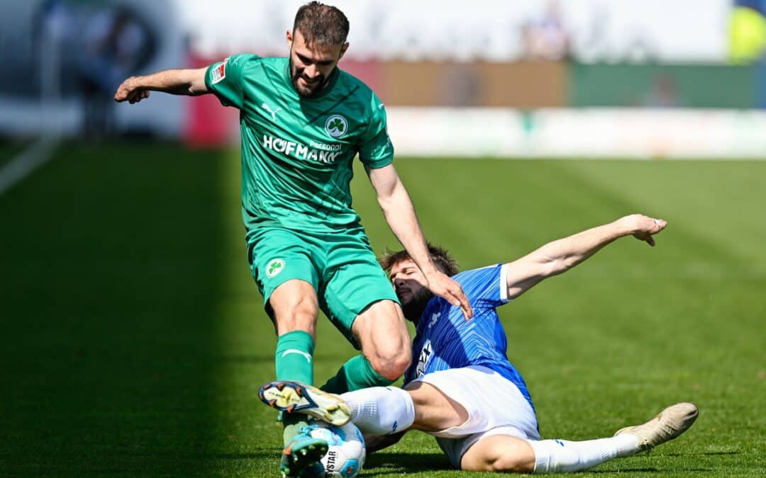 Die SpVgg Greuther Fürth mit Simon Asta (l) und Darmstadt mit Kilian Julian Corredor lieferten sich ein schwaches Zweitliga-Spiel.