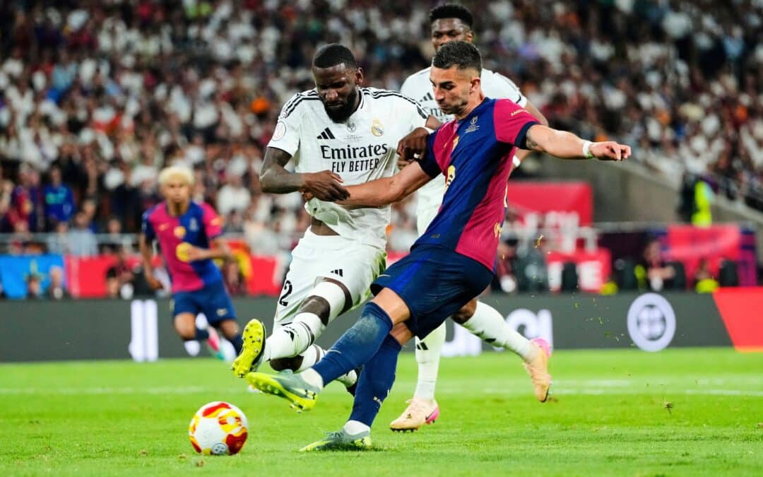 Im Pokalfinale gegen den FC Barcelona leistete sich Antonio Rüdiger (l) einen heftigen Aussetzer.