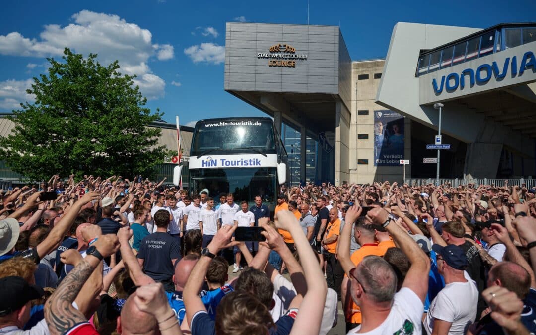 Bochums Spieler stehen vor dem Auswärtsspiel in Heidenheim vor dem Teambus, nachdem sie durch ein Spalier von Fans gefahren waren.