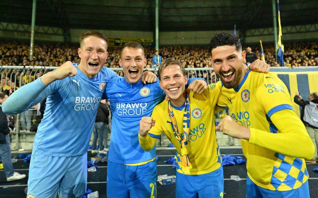 Kritisiert den eigenen Verein: Braunschweigs Sven Köhler (2. v.l.), zusammen mit Ron-Thorben Hoffmann, Lino Tempelmann und Fabio Kaufmann nach der erfolgreichen Relegation gegen den 1. FC Saarbrücken.