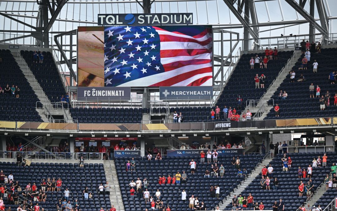 Im TQL Stadium melden sich Fans des FC Bayern zu Wort.