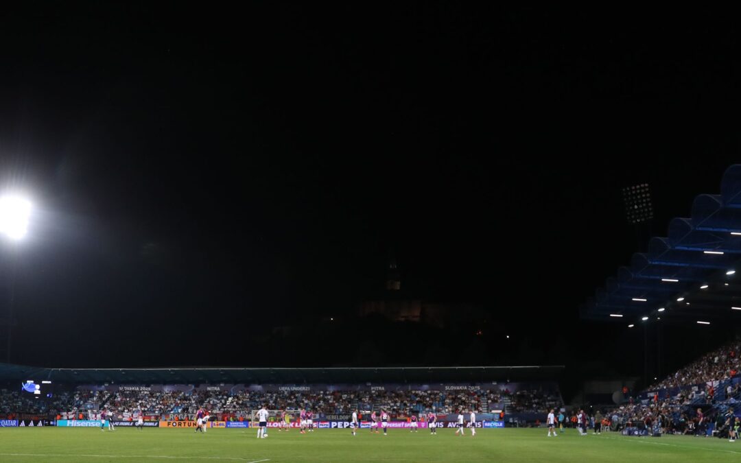 Es verdunkelt sich: Ein Flutlicht fällt bei U21-Spiel aus