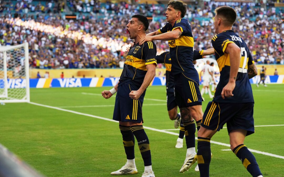 Rodrigo Battaglia (l) jubelt nach seinem Treffer für die Boca Juniors.