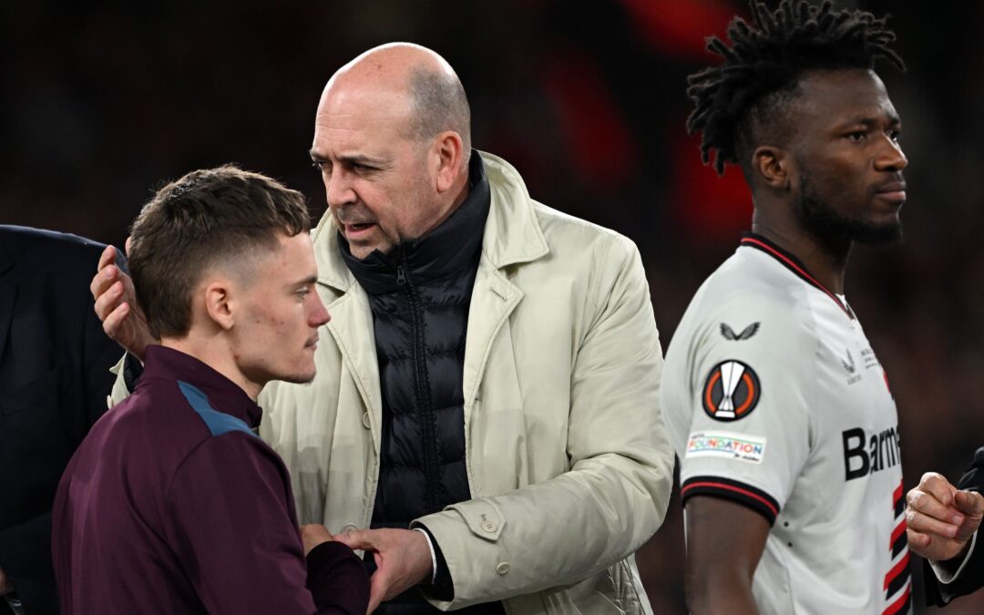 Leverkusen-Boss Fernando Carro (M) ist froh, dass Florian Wirtz (l) nicht zum FC Bayern gewechselt ist.