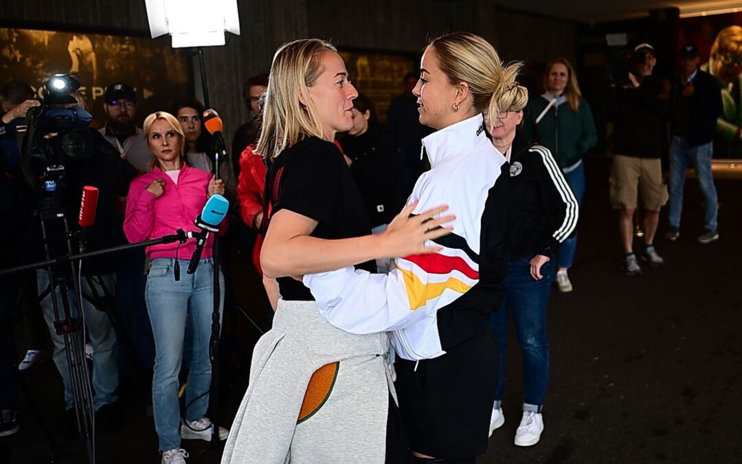 Sehen sich beim FC Bayern wieder: Stürmerin Lea Schüller (l) und Kapitänin Giulia Gwinn.