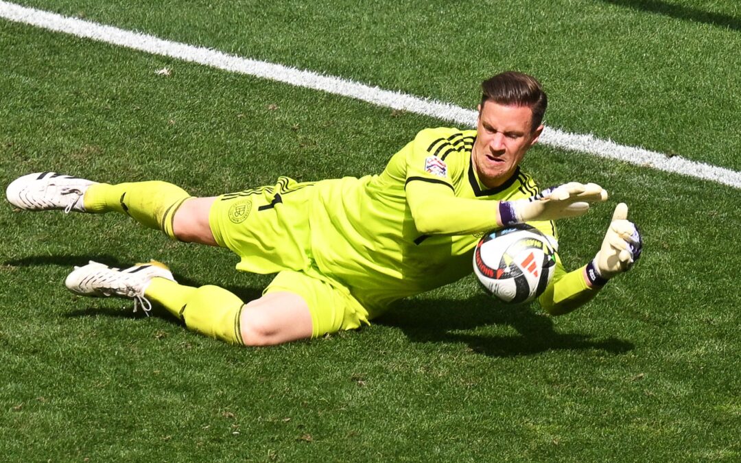 Beim Trainingsauftakt des FC Barcelona übte Marc-André ter Stegen am Rande der Gruppe.