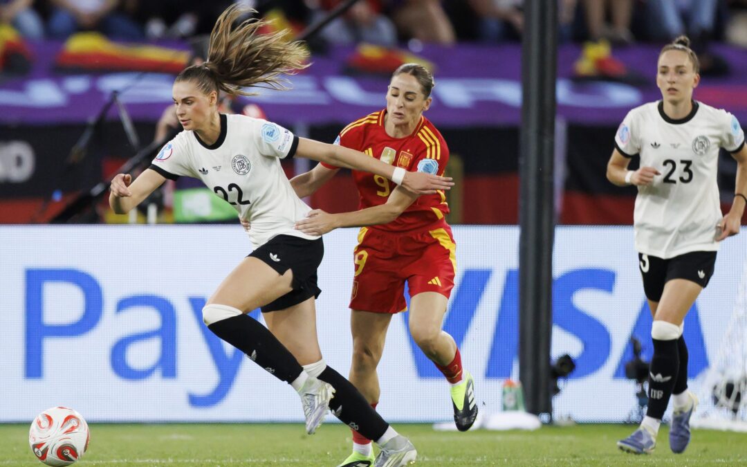 Aktivposten im deutschen Spiel: Jule Brand (l).