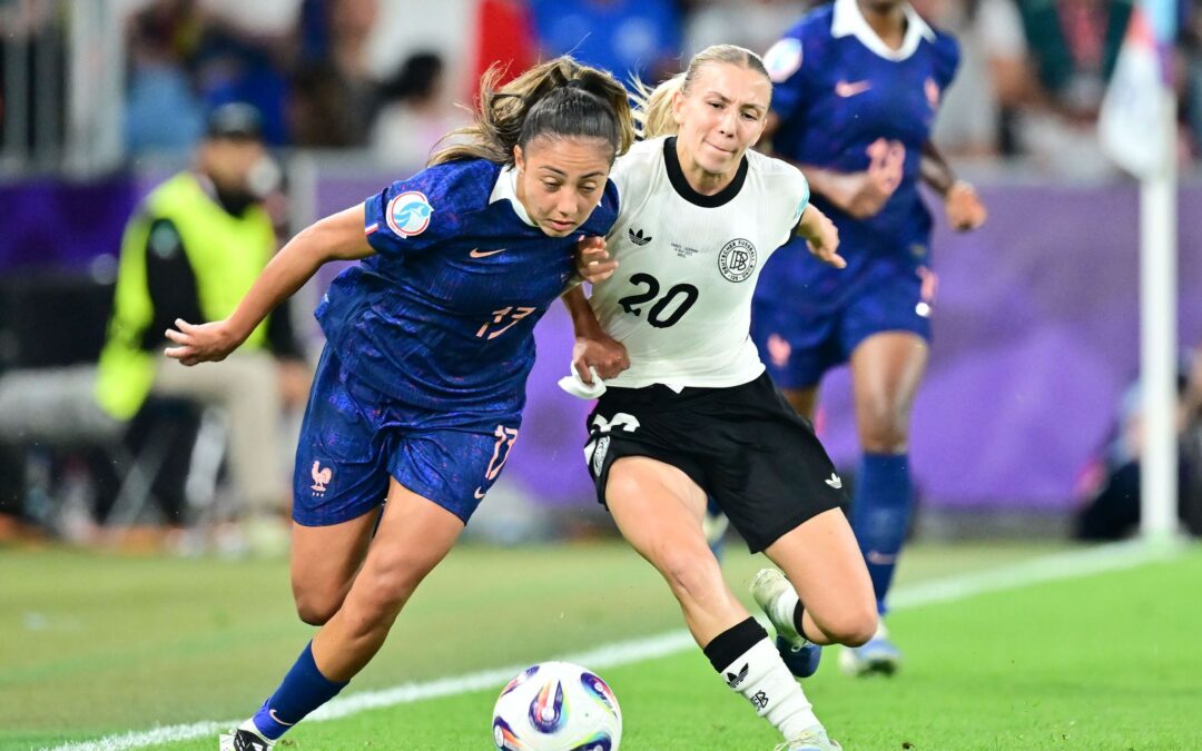 Die Französin Selma Bacha (l) fand den Sieg der deutschen Fußballerinnen unverdient.