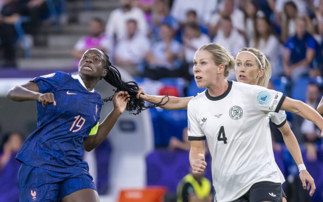 Eine der Szenen des Spiels: Verteidigerin Kathrin Hendrich (r) zieht Frankreichs Griedge Mbock Bathy (l) am Zopf und sieht dafür Rot.