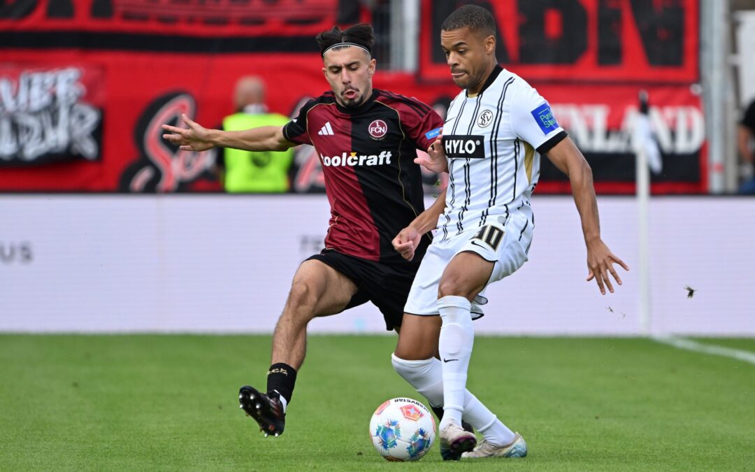 Die SV Elversberg um Jan Gyamerah (r) und der 1. FC Nürnberg um Berkay Yılmaz lieferten sich einen umkämpften Zweitliga-Auftakt.