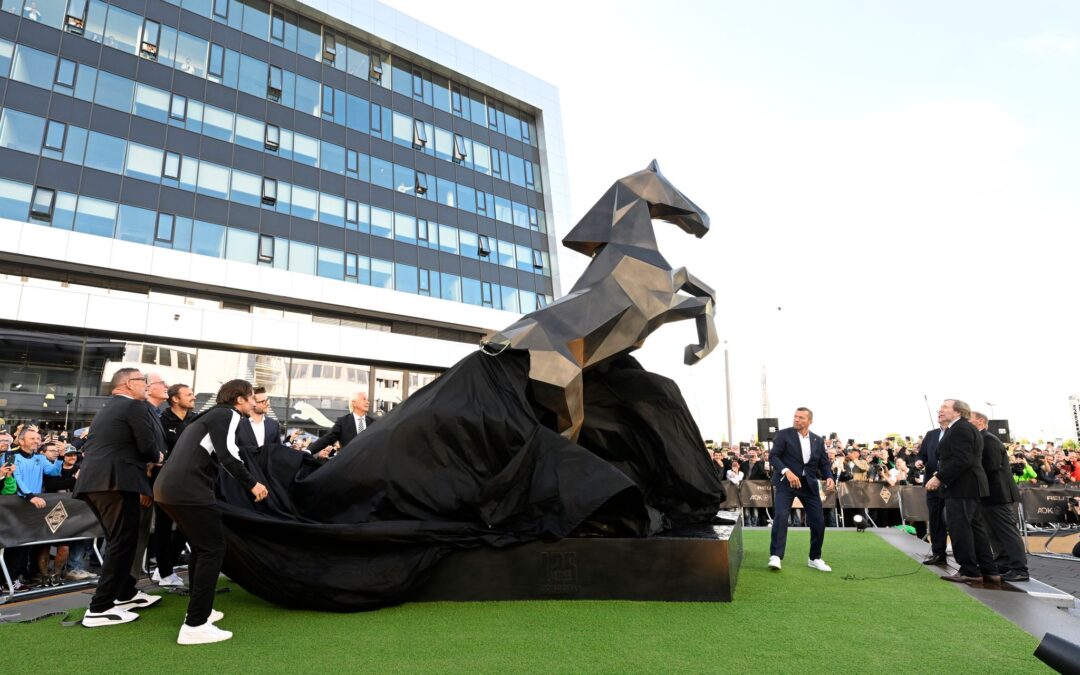 Vor Vereinslegenden und tausenden Fans wurde am Borussia-Park ein riesiges, bronzenes Fohlen enthüllt.