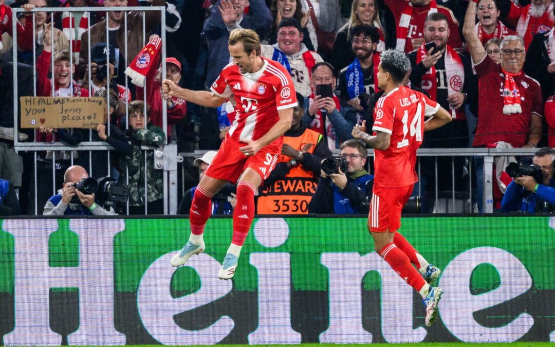 Harry Kane hebt nach seinem 3:1 ab zum Torjubel, rechts freut sich Luis Díaz.