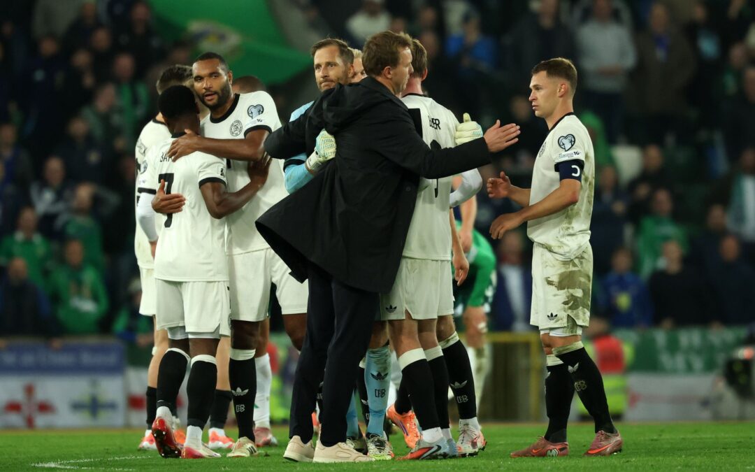Bundestrainer Julian Nagelsmann gratuliert seinen Spielern nach dem Schlusspfiff auf dem Platz.