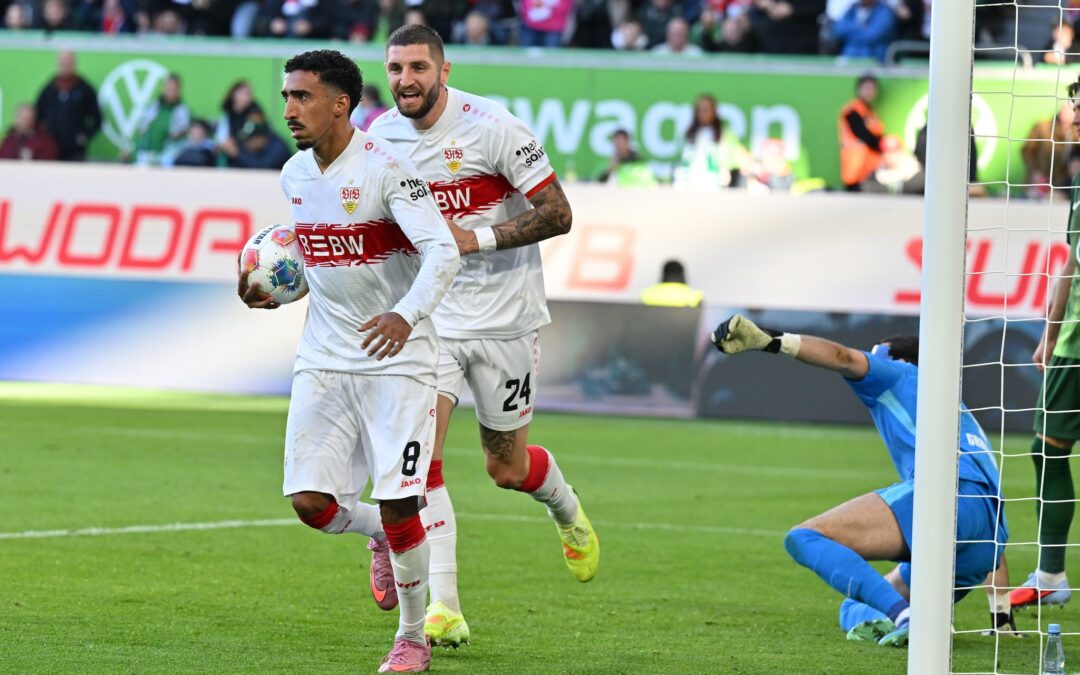 Kein Jubel nach dem Tor aus Respekt vor seinem Ex-Club: Stuttgarts Tiago Tomas (l) nach dem 1:0 gegen den VfL Wolfsburg