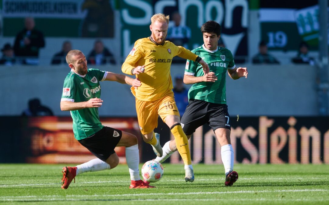 Preußen Münster (grün) und Dynamo Dresden (gelb) lieferten sich einen offenen Schlagabtausch.