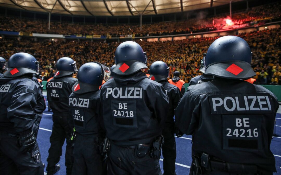 Die Polizei wird am Samstag nicht nur im Olympiastadion gefordert sein. (Archivbild)