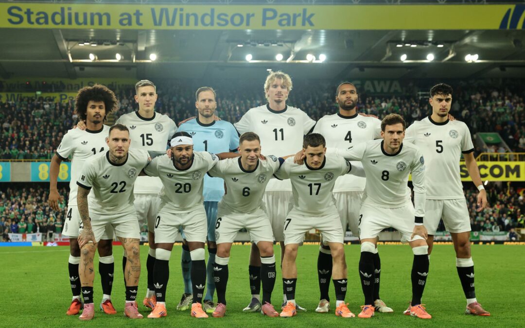 Die DFB-Elf stellt sich zum Team-Foto im Windsor Park.