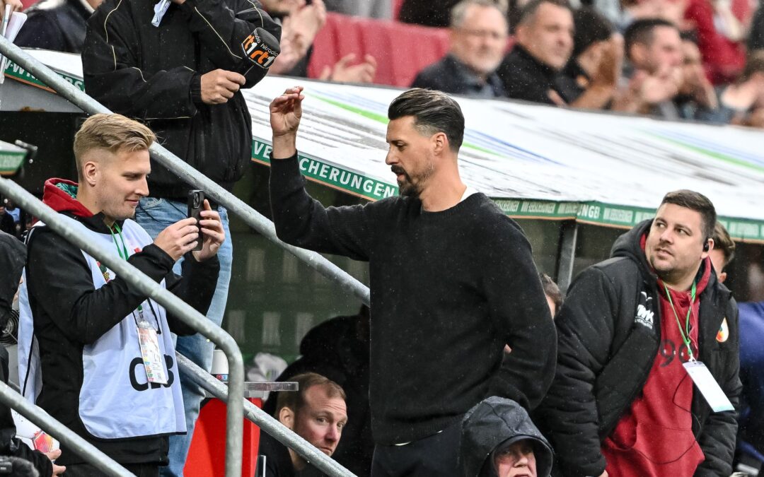 Augsburgs neuer Coach Sandro Wagner fiel kürzlich mit einer Bla-Bla-Geste Richtung Zuschauer auf.
